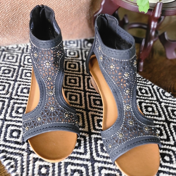 Cute Blue Sandles - Picture 3 of 12